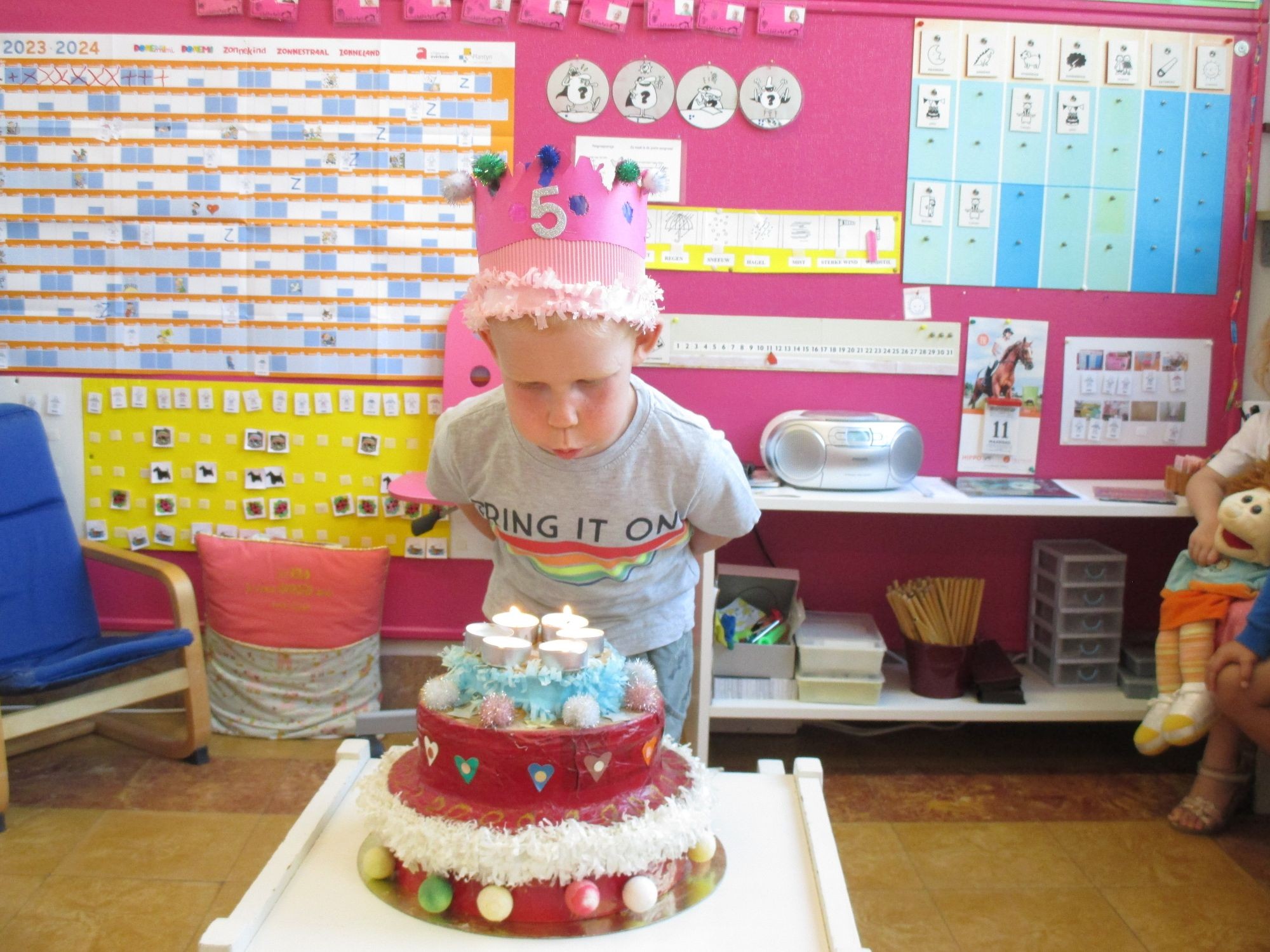 verjaardag vieren in de roze klas